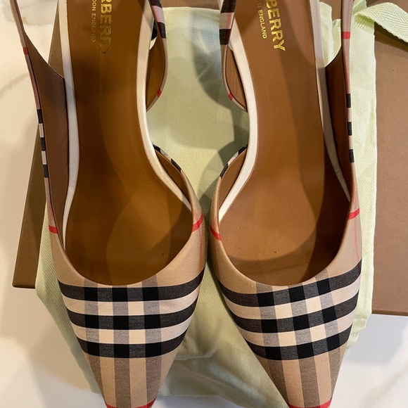 💯authentic Burberry shoes - Picture 2 of 7